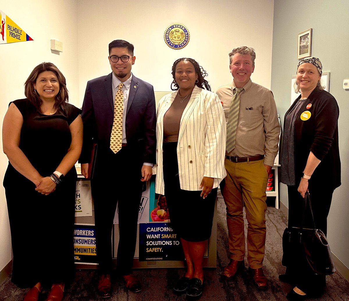 We are in Sacramento meeting with legislators letting them know that an overwhelming number of Californians support protecting our unique biodiversity. 

Thank you, @AsmJuanCarrillo for taking to meet with us today! 

#ClimateBond #30x30CA #PowerInNature