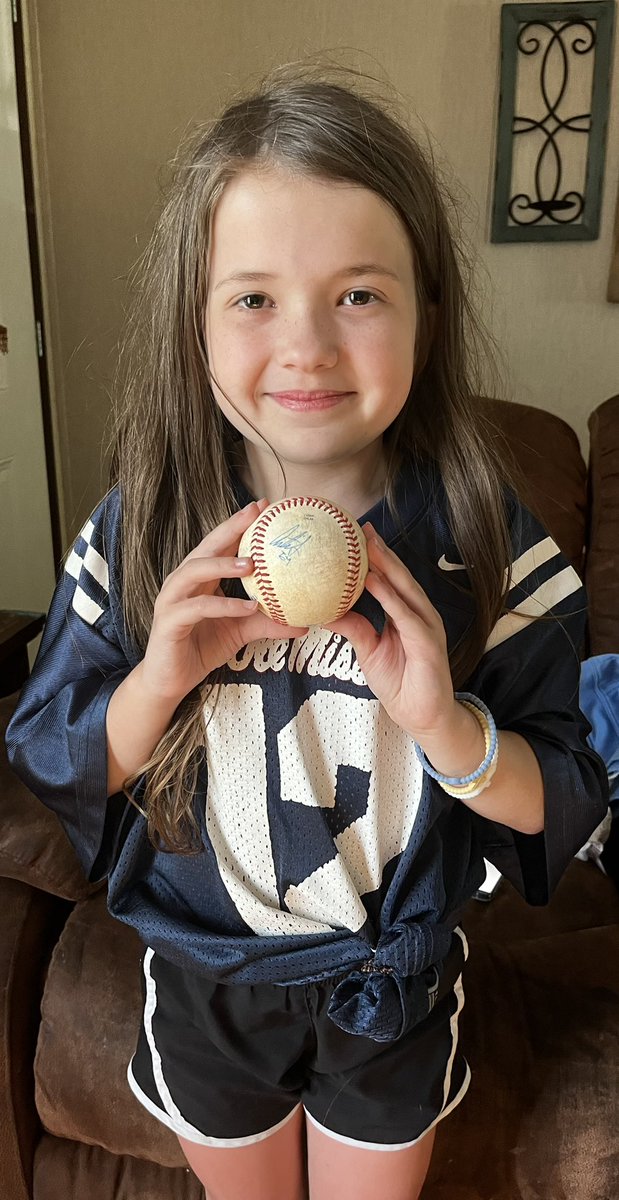 Thank you @austnsimmons for taking the time to sign a ball for my daughter. She is beyond excited that she got to meet you and get a ball.