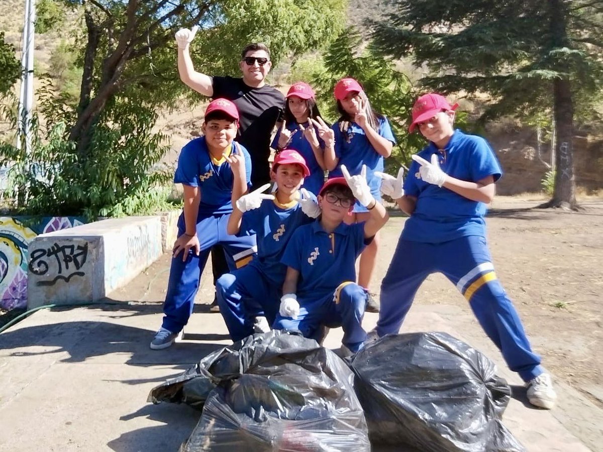 DAEMLosAndes's tweet photo. Resaltando su sello medioambiental y para celebrar el Día de la Tierra 🌱 la Escuela Ignacio Carrera Pinto fomenta diversas actividades educativas dentro y fuera de su campus. Desde operativos de limpieza hasta proyectos educativos con su entorno. 🌎 https://t.co/vnQYVaEFcp
