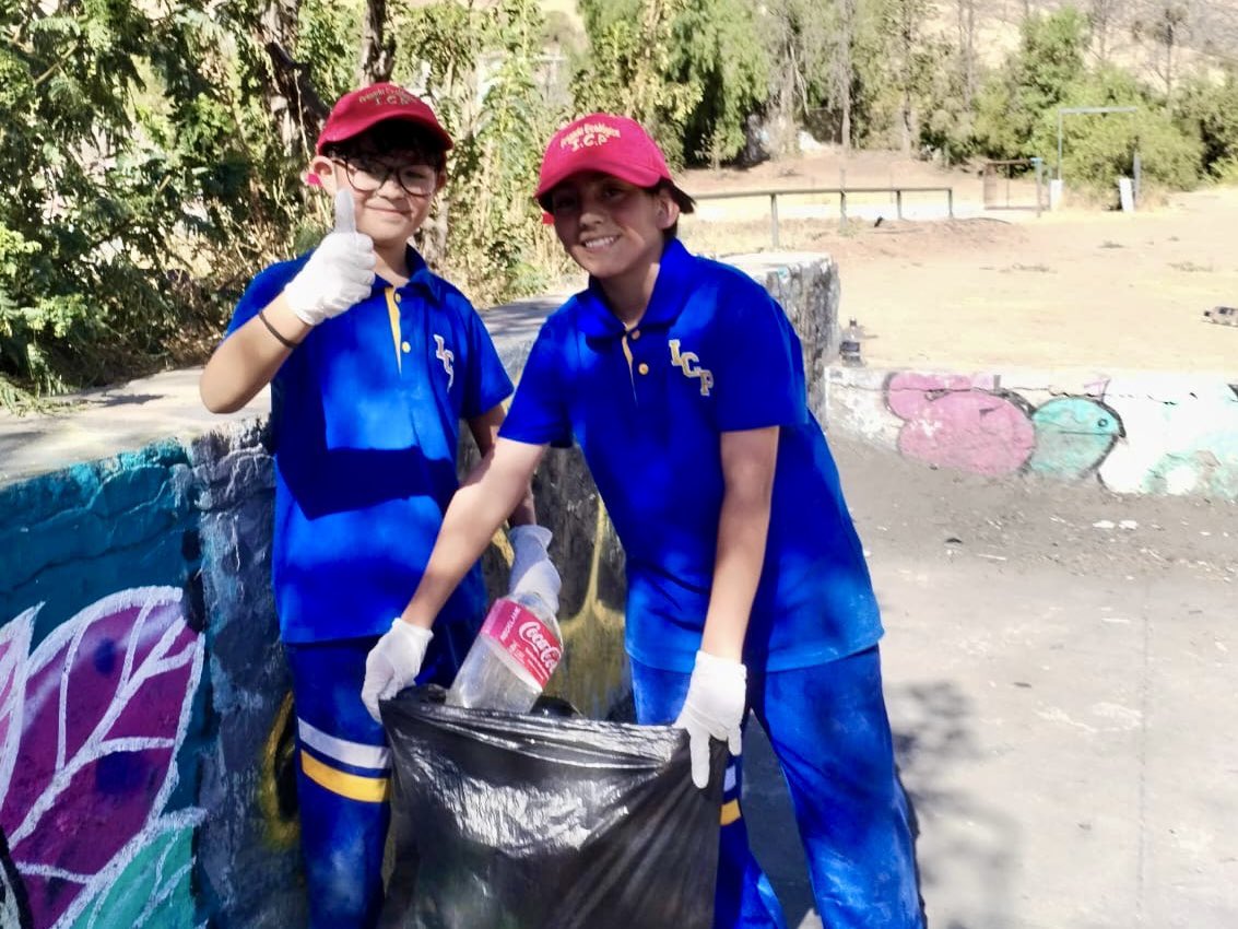 DAEMLosAndes's tweet photo. Resaltando su sello medioambiental y para celebrar el Día de la Tierra 🌱 la Escuela Ignacio Carrera Pinto fomenta diversas actividades educativas dentro y fuera de su campus. Desde operativos de limpieza hasta proyectos educativos con su entorno. 🌎 https://t.co/vnQYVaEFcp
