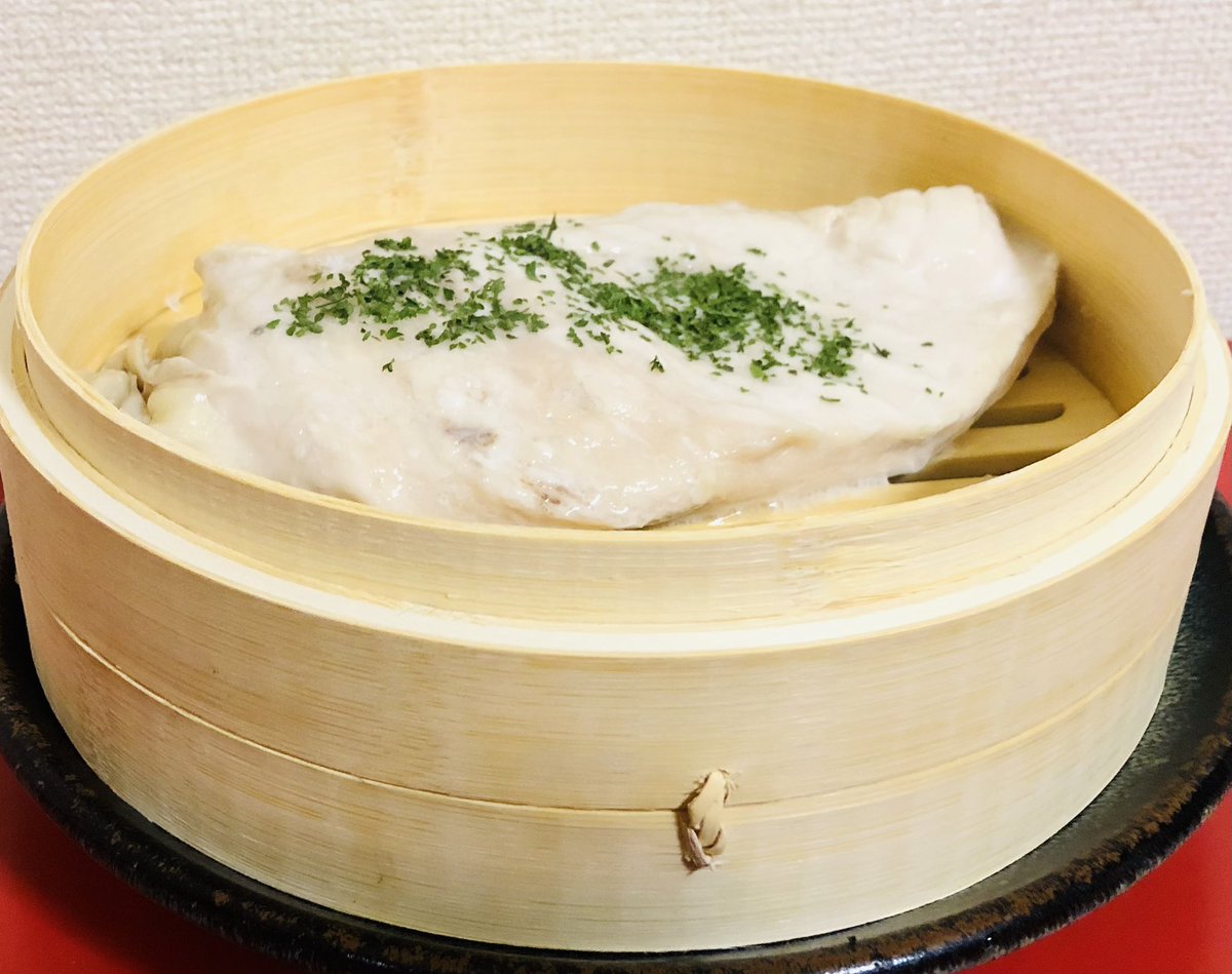 HIROMORITATOKYO's tweet photo. 蒸篭(せいろ)購入
鶏むね肉を塩だけで蒸した
仕上げにbasilic(仏語でバジル)かけた
火の入れ加減が難しく中心が生
この後、再加熱
それでも端は水分が残ってて美味
電子レンジとは全然違う
レンチンは水分が失われる
#おうちごはん #蒸篭 #セイロ #料理垢 #フランス語 #Lebasilic #basilic #Poulet https://t.co/D07QgWTqeQ