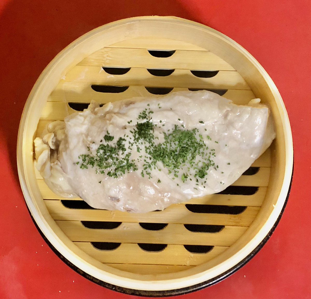 HIROMORITATOKYO's tweet photo. 蒸篭(せいろ)購入
鶏むね肉を塩だけで蒸した
仕上げにbasilic(仏語でバジル)かけた
火の入れ加減が難しく中心が生
この後、再加熱
それでも端は水分が残ってて美味
電子レンジとは全然違う
レンチンは水分が失われる
#おうちごはん #蒸篭 #セイロ #料理垢 #フランス語 #Lebasilic #basilic #Poulet https://t.co/D07QgWTqeQ