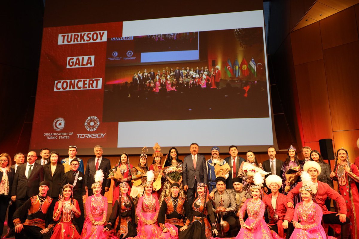 The Gala Concert featuring Turkic Artists commenced with the opening remarks by the Secretary General of the Organization of Turkic States (OTS), H.E. Ambassador @KubanOmurali, on 23 April. 🇹🇷 Türk Sanatçılarının yer aldığı Gala Konser, Türk Devletleri Teşkilatı (TDT) Genel…