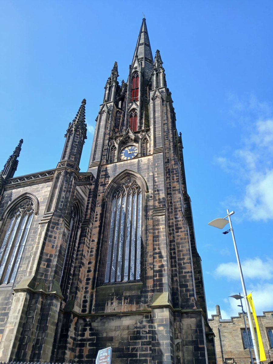Heute ging es mit der Reisegruppe durch Edinburgh. Auf den Spuren der Zeit, berühmter Romanfiguren und irgendwie hatte ich auch immer das Gefühl als würde ich ein wenig das Klackern eines Würfels hören. Talus von <a href="/TheLizaGrimm/">Liza Grimm 🌪</a> habe ich letztens Jahr verschlungen;)