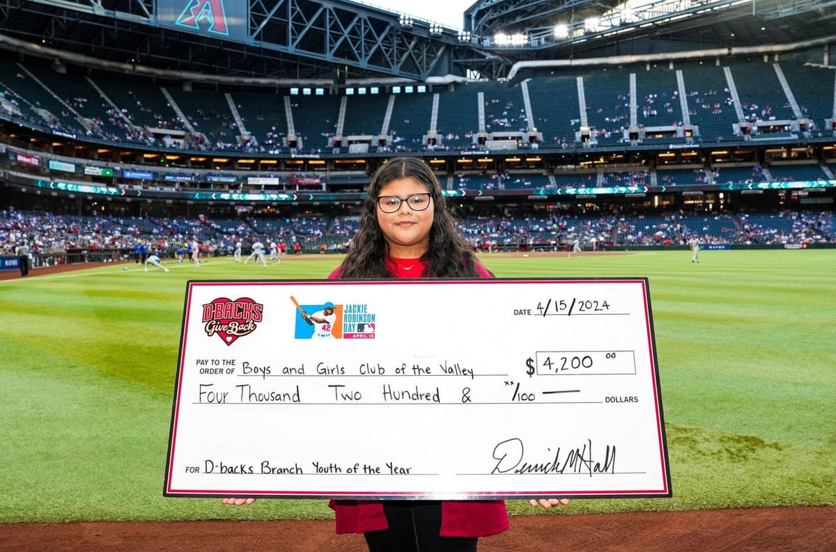 In honor of Jackie Robinson Day, @dbacks/@dbacksgiveback gave a $4,200 scholarship to 2024 Arizona Diamondbacks Youth of the Year, Alessandra! Thank you, #Dbacks, for believing in our Club members and their academic goals!