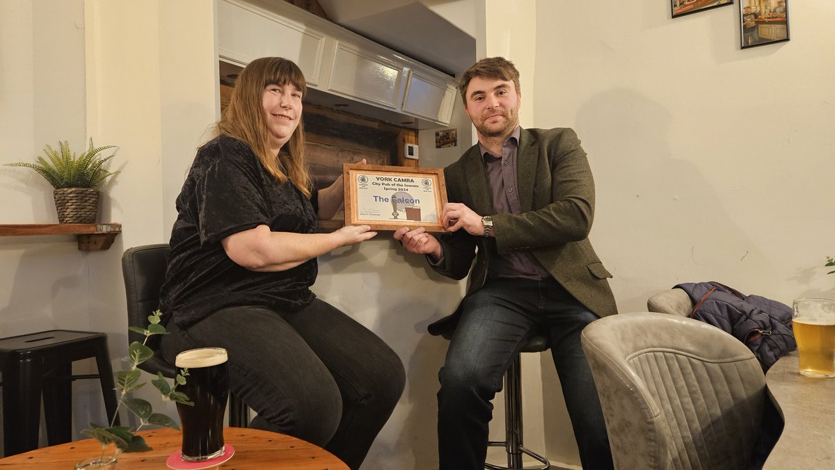 Excellent evening @thefalconyork with @MelissaReedYork for the presentation of @YorkCAMRA Spring Pub of the Season. Congratulations to Quinn and all the great staff!