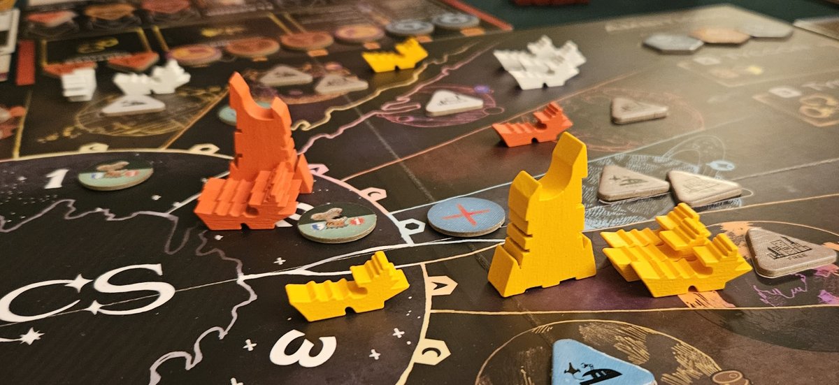 Arcs by @colewehrle and @LederGames feels like the fulfillment of a promise. This is a civilization game writ large, spoken into being via trick-taking, interpersonal relationships, and the development of entire cultures. My review: spacebiff.com/2024/04/23/arc…