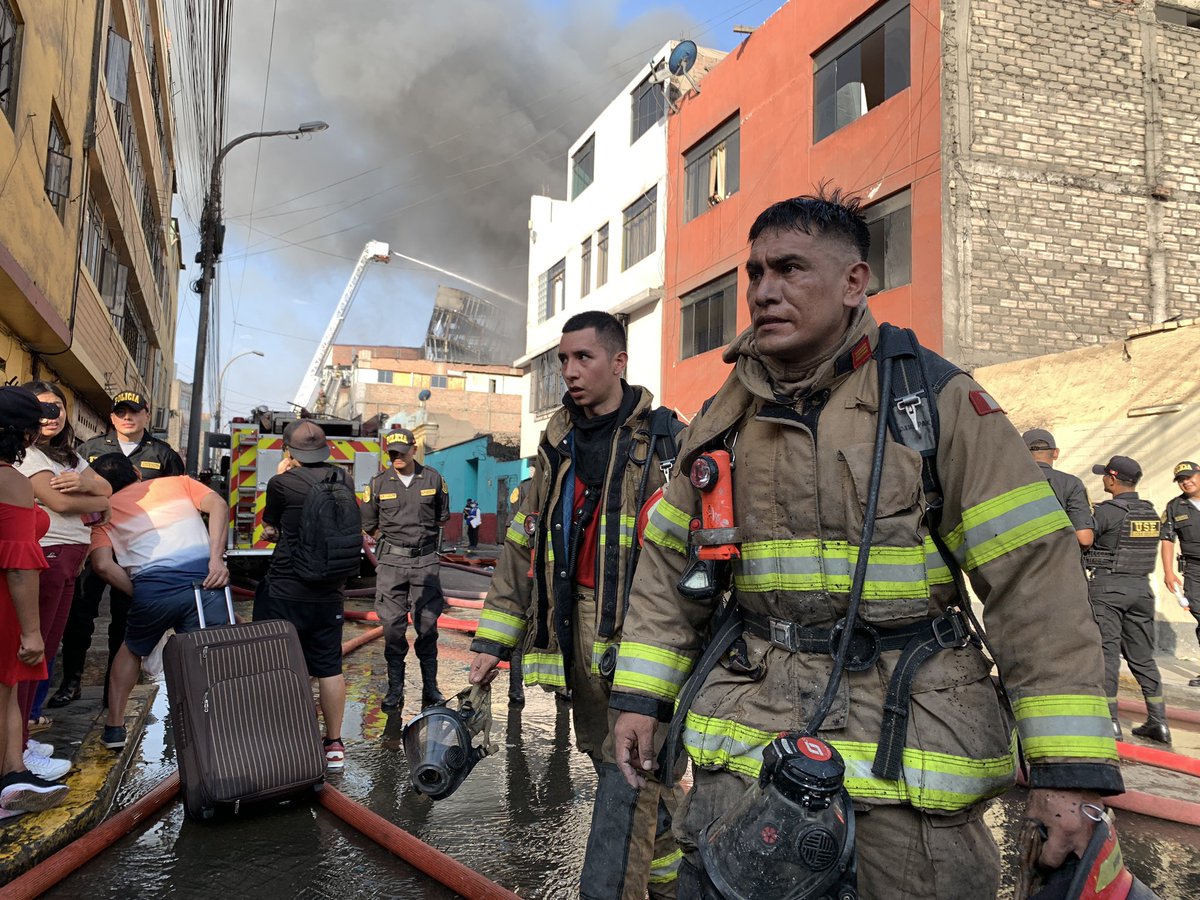 Un aplauso para nuestros valerosos Bomberos, quienes siguen combatiendo el Incendio en el jirón Ancash cuadra 10, en Barrios Altos.

Fotografia 📸 Vladimir Velasquez