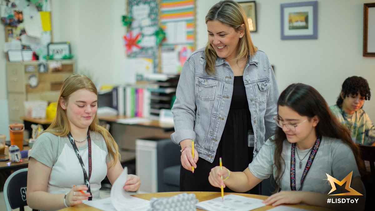 Donna Niewinski, special education teacher at @ShadowRidgeMS, has been teaching for 4 years, serving the previous 2 in her current role. Tune into our YouTube channel tonight at 7 p.m. to learn more about her journey in public ed: youtu.be/CNTHNA7XEbk #LISDToY #LISDAwards