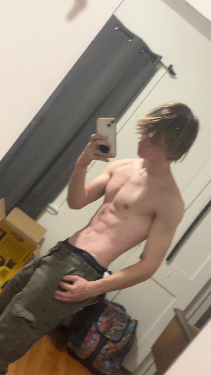 brandnsortacute's tweet photo. Put your hands around my waist https://t.co/7niW89f7FK
