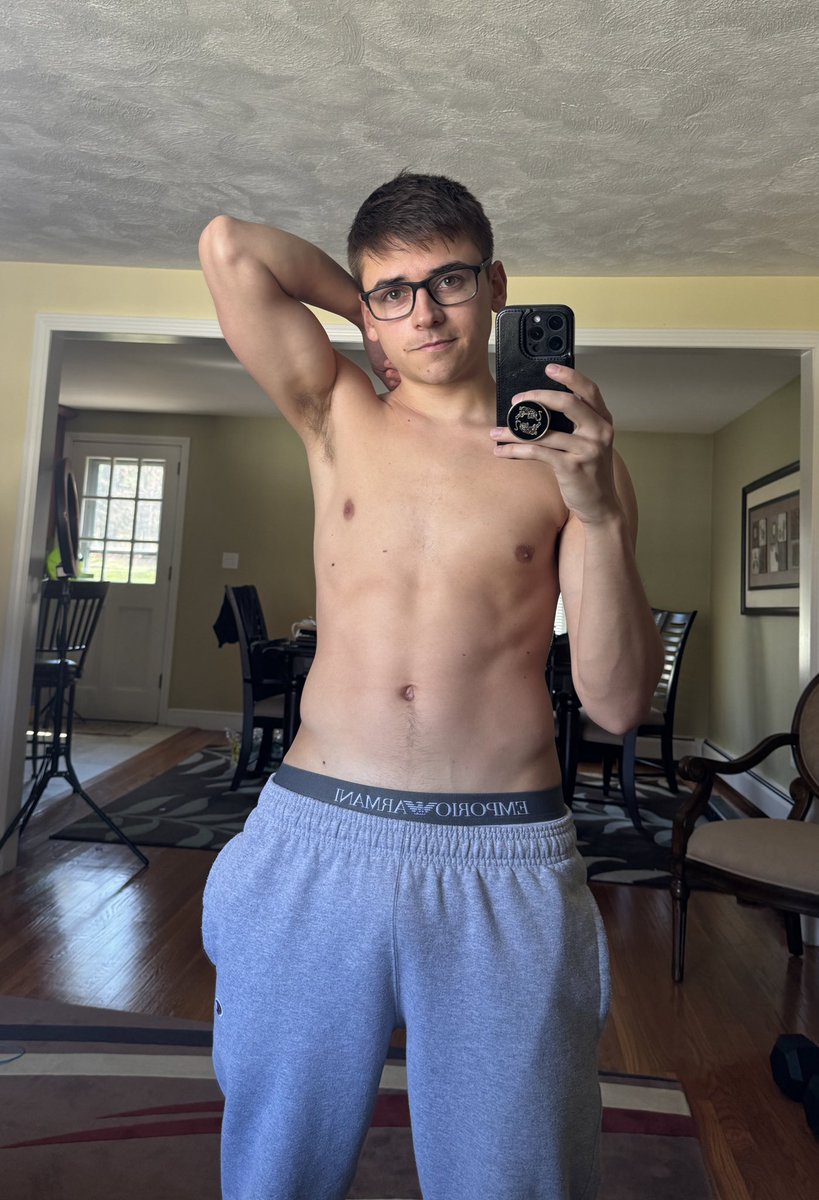 twinkstann's tweet photo. Level 1: Complete ✅ 

🔁200 RP = remove my pants https://t.co/v0M1djHkEW