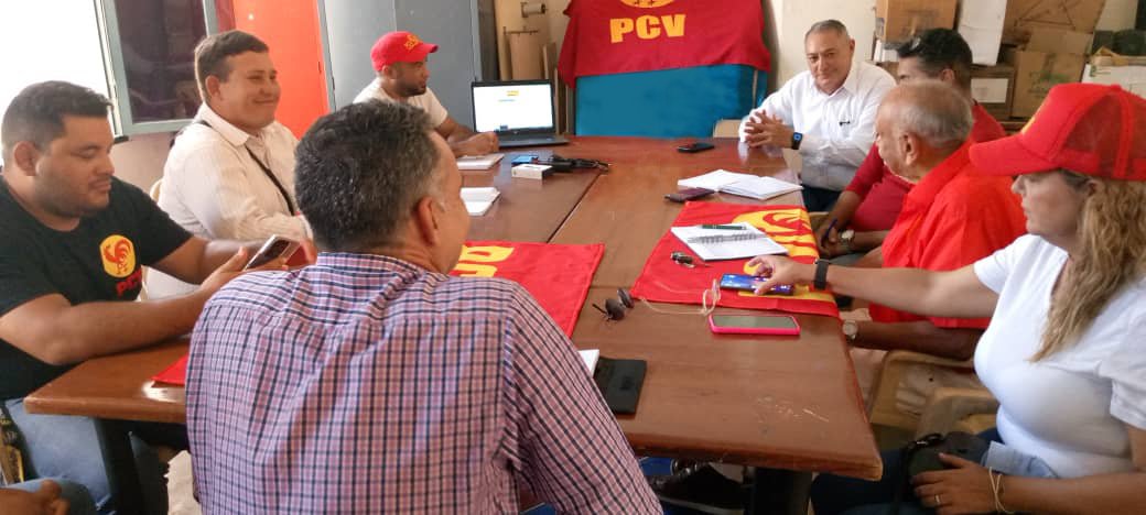 En el marco del encuentro político electoral del PCV en Coro, recibimos la grata visita del camarada .@RubenMendieta coordinador del GPPSB en el estado Falcón, junto al CR del partido comunista en este estado, referente revolucionario.