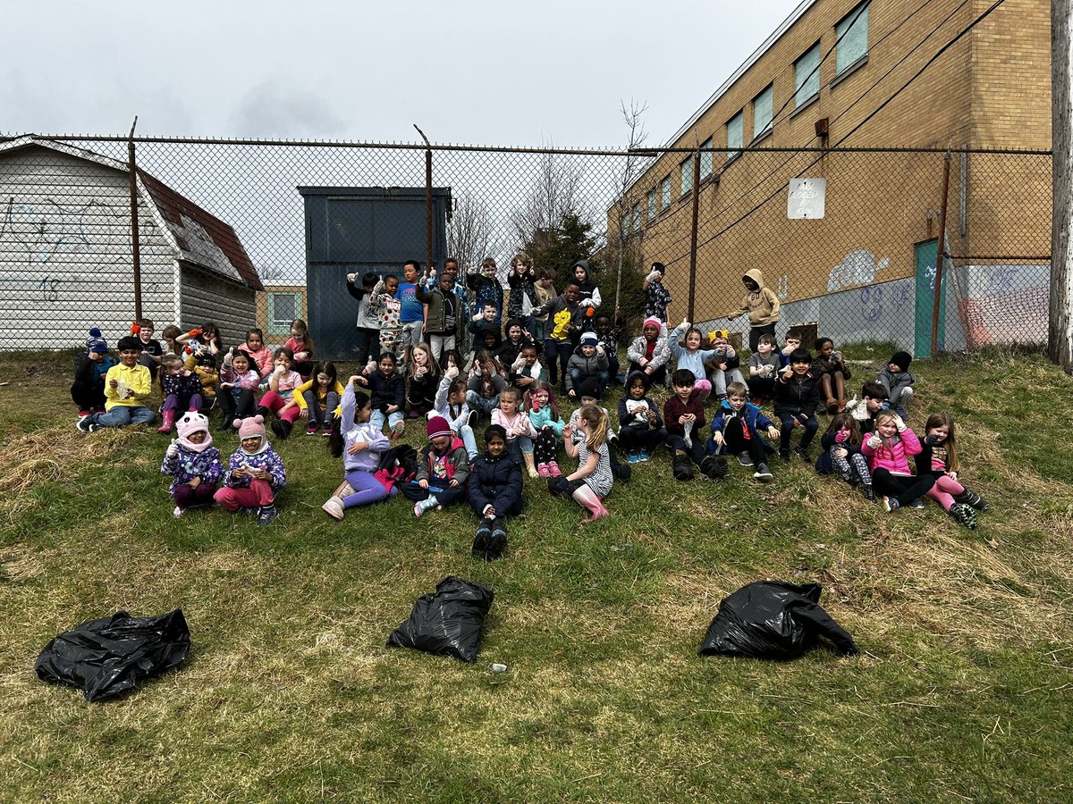 MrsCaines2019's tweet photo. A big school ground clean up yesterday in celebration of #EarthDay2024 with all of the grade 1s @LarkhallAcademy ! 🌍 ♻️ 🚮 https://t.co/5IvBy6Xwlj