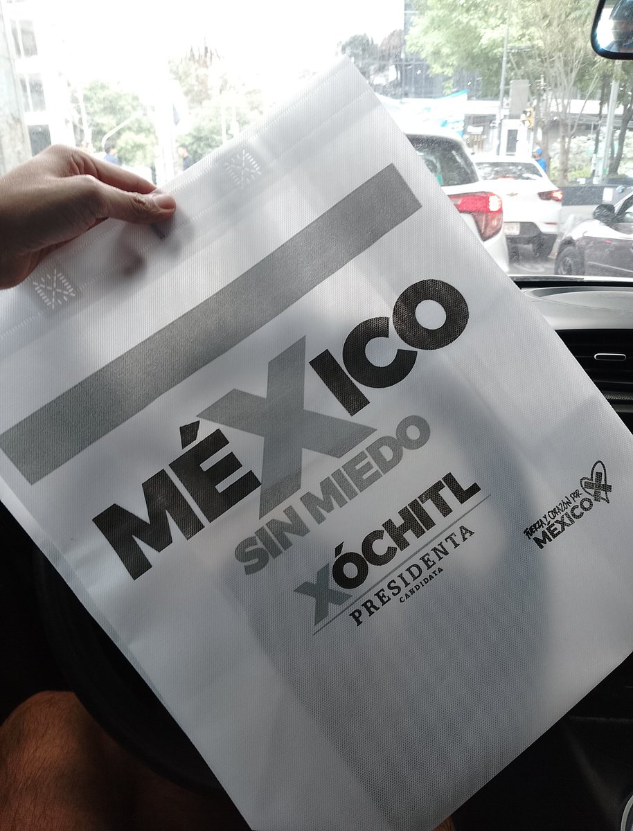 En el cruce de Mazaryk y Mariano Escobedo, personas muy amables me acaban de regalar esta bolsita de @XochitlGalvez #XochitlGalvezPresidenta ¡Hay esperanzas para el próximo 2 de junio!