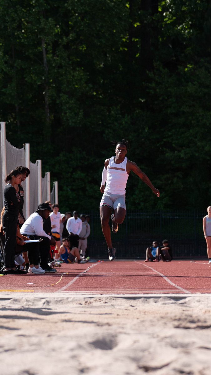 Blessed to be the Region Champion in the TJ and LJ… also tried something new and made it to finals tomorrow … after one day of practice 🤷🏾‍♂️ … it’s still #UnfinishedBusiness though ‼️ @GoBearcatsFB @GoBearcatsTFXC