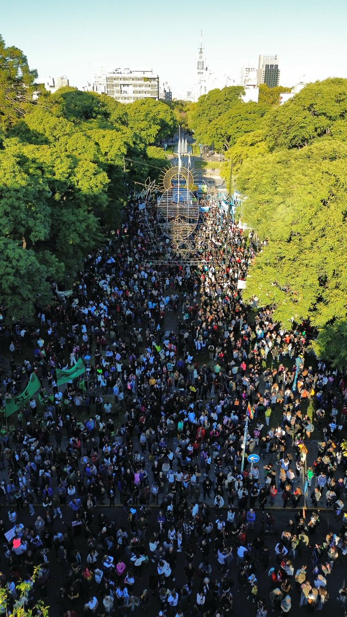 Joacorobertt's tweet photo. Increíble imagen aérea de la marcha convocada por la UNCUYO en defensa de la educación pública 👇 https://t.co/QQST8rJuWS