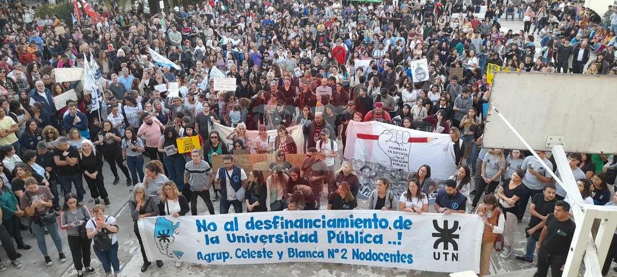 #AHORA 🔴Impresionante manifestación en defensa de la educación pública, #SanNicolás