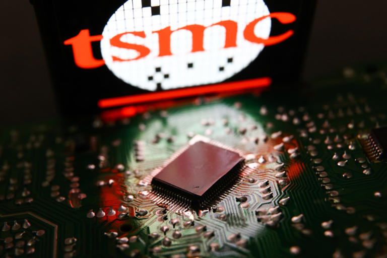 US Govt invests $11.6B in TSMC for chip production boost in Arizona. Crucial for AI & national security. 

Source: msn.com/en-us/news/tec…

#CHIPSAct #TSMC