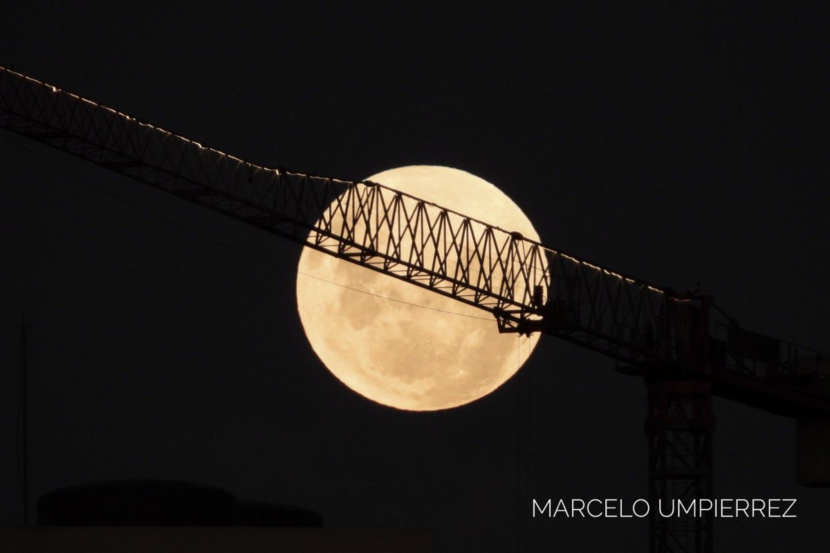 🇺🇾🌛 Así asoma la 'reina de la noche' en Punta del Este.