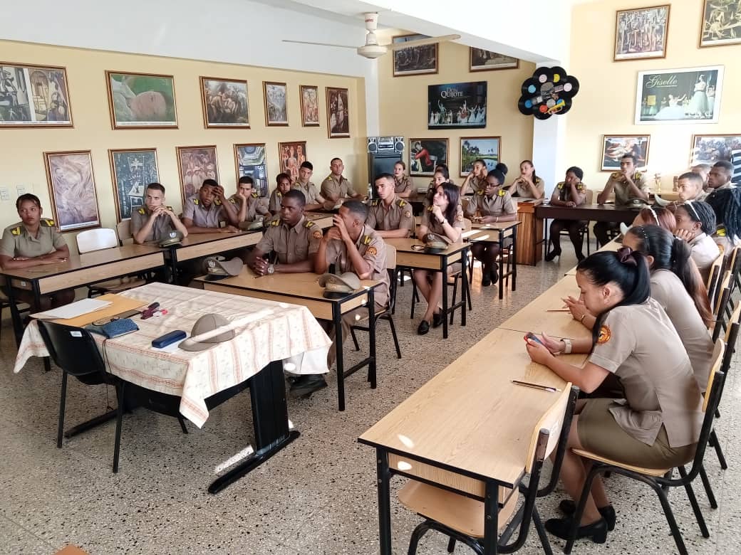 Los futuros oficiales de las FAR reciben una preparación cultural integral, cuando egresar de las universidades son militares profesionales y leales. #GenteQueSuma