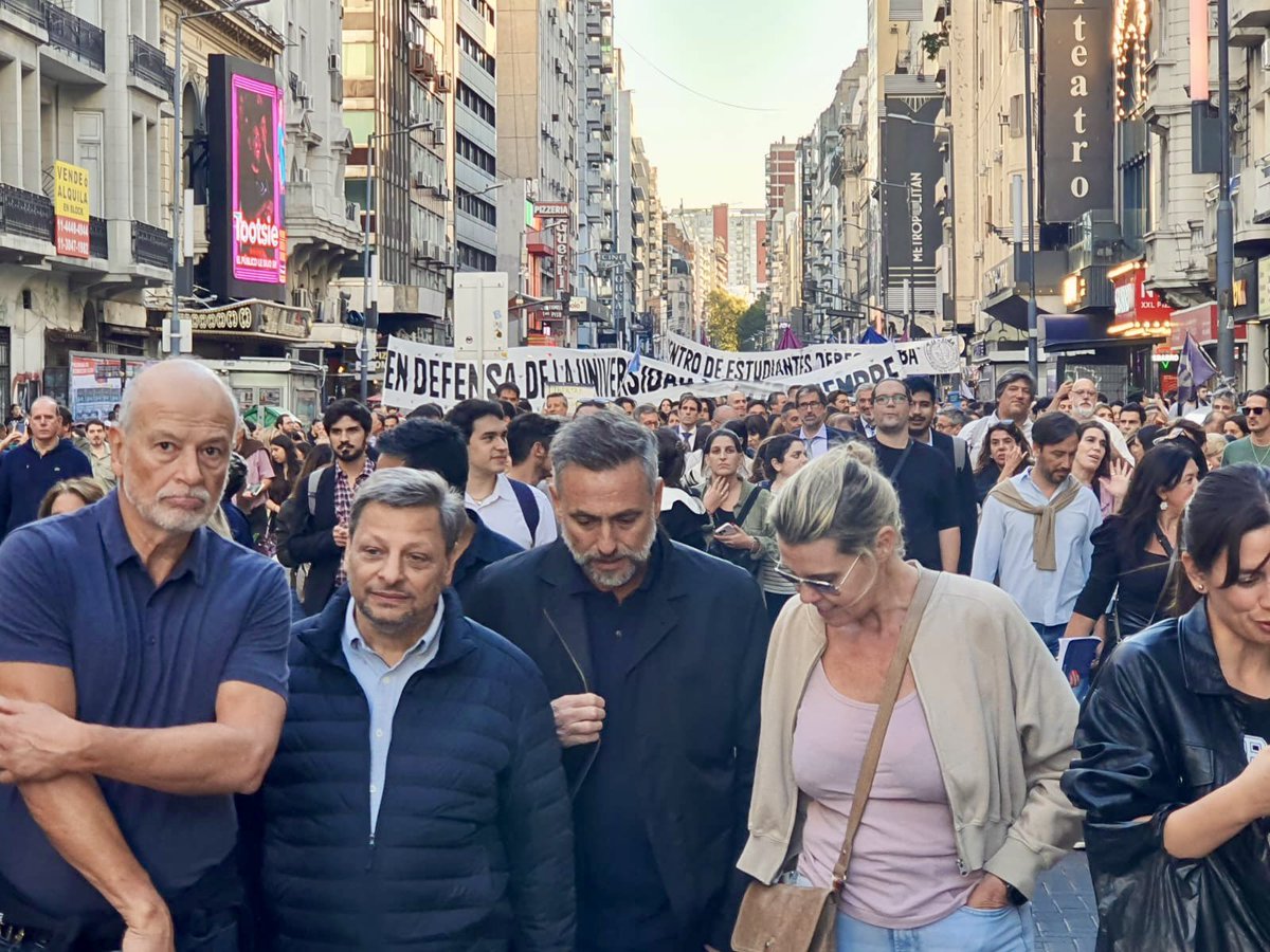 En Argentina, somos hijos de la Democracia y de la educación pública, gratuita y de calidad. Por eso, las banderas que levantan nuestras universidades, junto a sus estudiantes, profesores, trabajadores y graduados son inquebrantables. ¡#DefendamosLaUniversidadPública siempre!