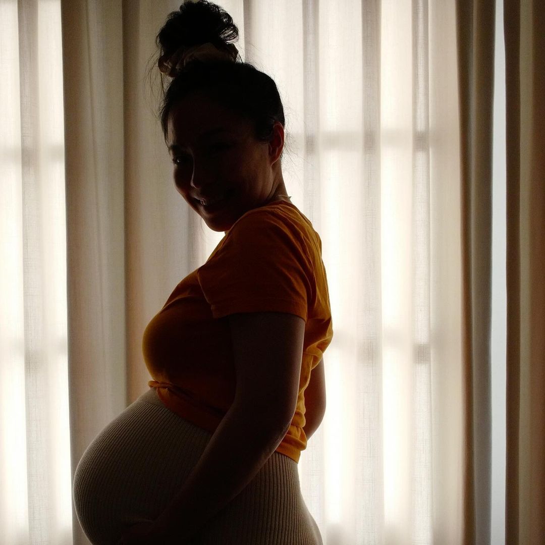 HelloCanada's tweet photo. Drew Scott penned a lovely tribute to his wife, Linda Phan, for her 39th birthday. The couple are expecting their second child. 📸: #lindaphan #drewscott https://t.co/MzGBpIecpO