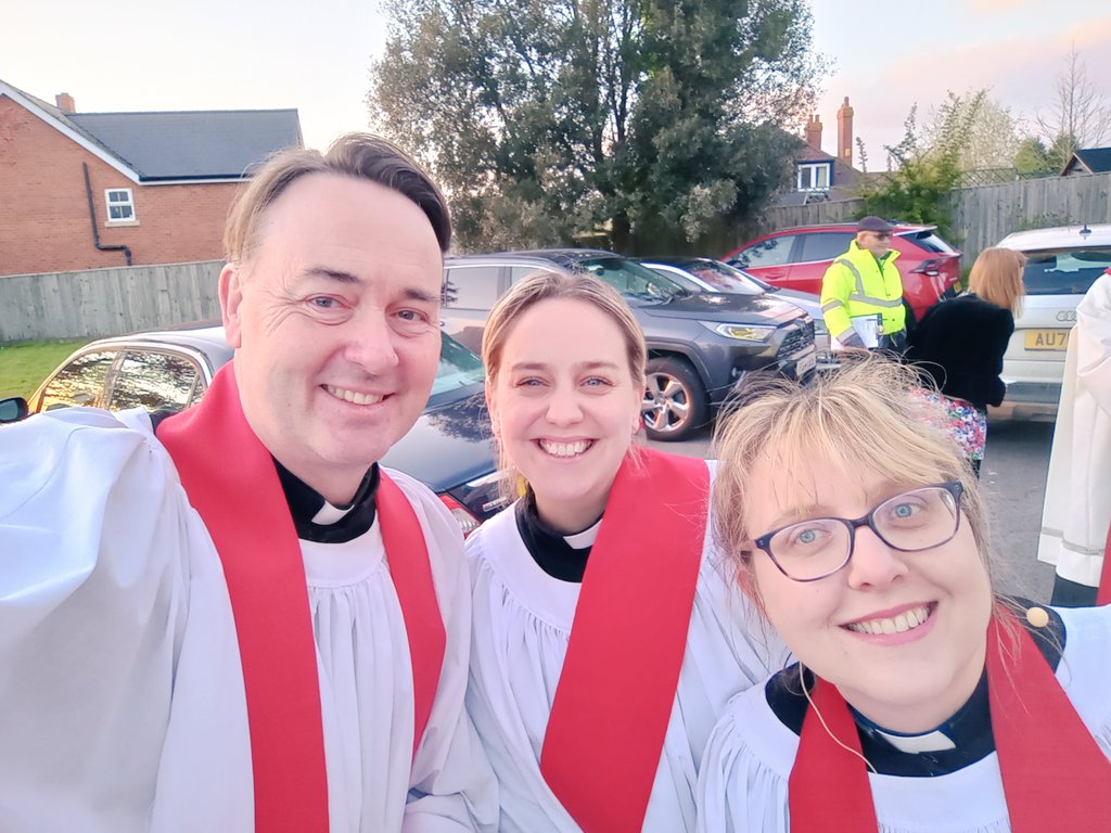 RevGaryGrady's tweet photo. St George's Day 🏴󠁧󠁢󠁥󠁮󠁧󠁿 service @stbarnabasglos with @andrew_zihni recognising the wonderful contribution to society by our young people @GlosDioc https://t.co/B8gpkhxoBT