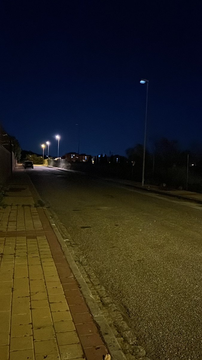 Estimado <a href="/AyuntamientoJun/">Ayuntamiento de Jun</a> en la calle Orión (Res. Las Caléndulas) llevamos unos días con dos farolas fundidas. Seguro que lo solucionan con prontitud. Muchas gracias!