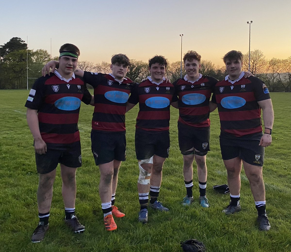 Gêm cyntaf i Ows a Cynyr i’t tîm cyntaf <a href="/TumbleRFC/">Clwb Rygbi Y Tymbl</a> yn ymuno gyda’r lleill⚫️⚪️ Proud yet again… #YmlaenYPiod <a href="/AllWalesSport/">All Wales Sport</a>