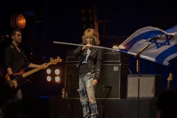 @rogerwaters Chrissie Hynde did this too.