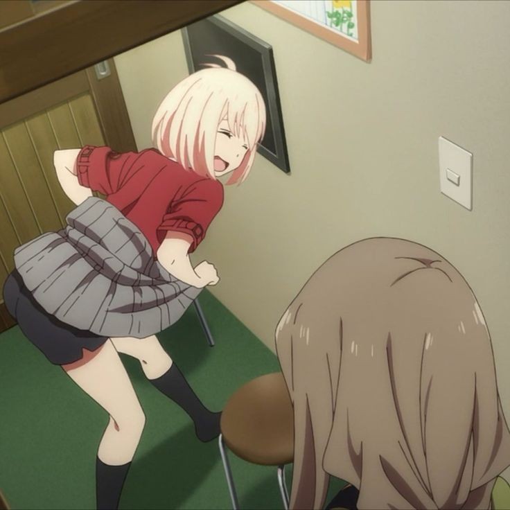 Essa cena é tão idiota mas eu ri tanto vendo isso kkkkk Anime: Lycoris Recoil