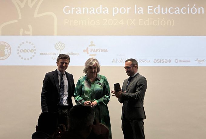 Gracias a #GranadaPorLaEducación por este premio a mi labor en fomentar acuerdos y complicidades entre ‘hunos y hotros’ para que podamos pasar de la reivindicación a la colaboración en la Educación @CECEAndalucia @ecatolicas @ConcapaAndaluc1 @fapyma @EducaAnd @aytogr