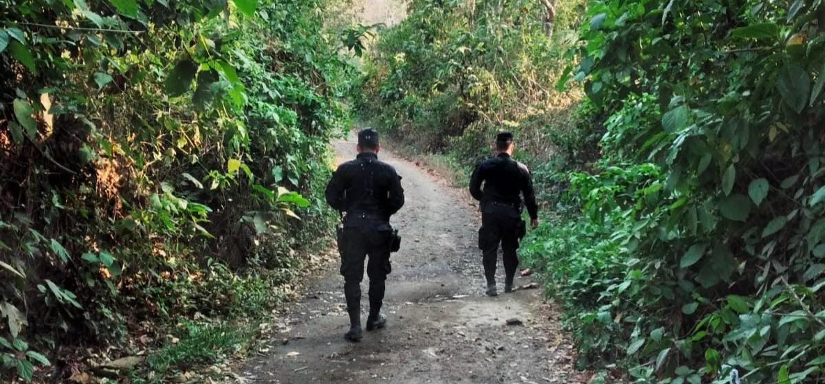 Policías patrullan la zona rural de Apopa, garantizando la seguridad a los habitantes 24/7. 

#GuerraContraPandillas