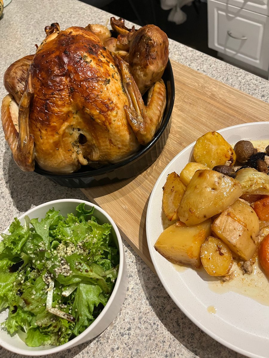 #Roastedchicken #Potatoes and #GreenSalad are on the menu!

Sometimes you just gotta go back to the classics, and this meal reminds me so much of my mom. 

What is everyone cooking today?

#lunch #dinner #chicken #roastedpotatoes #healthylunch #fitfoods #healthyfood