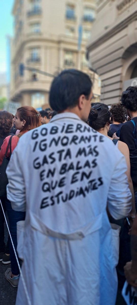PaulaBistagnino's tweet photo. Gobierno ignorante gasta más en balas que en estudiantes
#MarchaUniversitaria #UniversidadDeLosTrabajadores
#EducacionPublica https://t.co/szEBwhSXfi