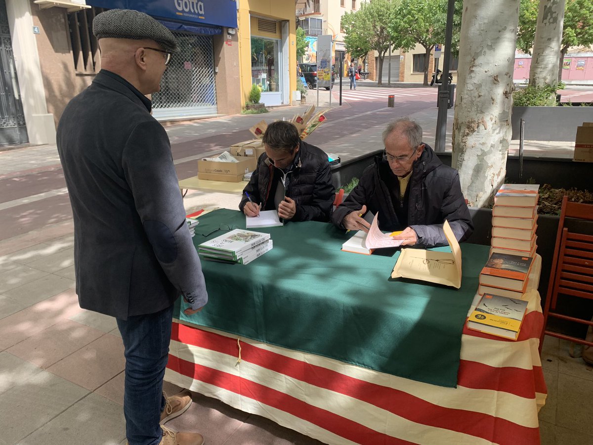 Moltes gràcies a totes i tots els que avui ens heu visitat a la parada i a la llibreria i ens heu fet gaudir d’aquest esplèndid Sant Jordi! 

#santjordi #llibres #llibreriabochaca #tremp #pallarsjussà