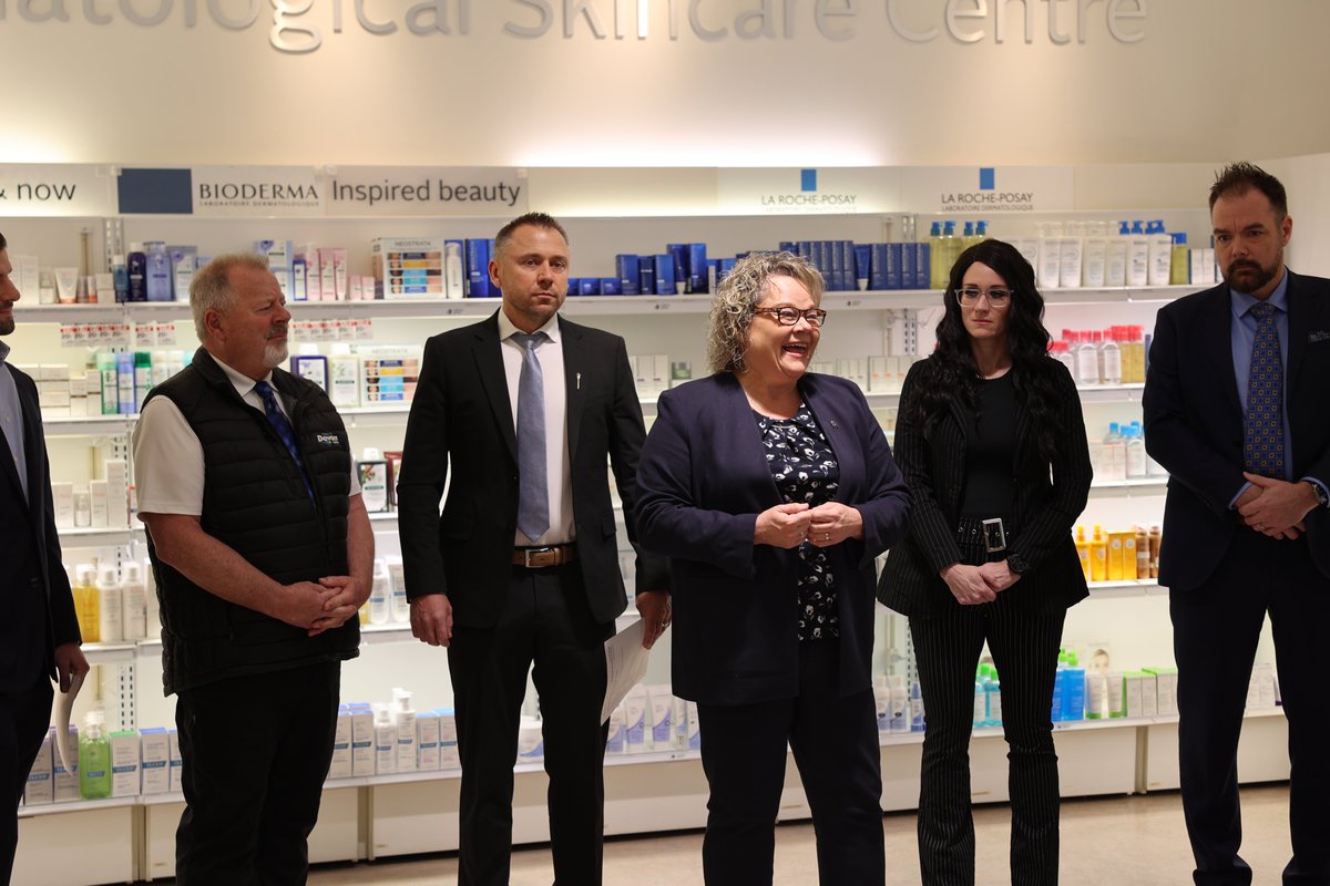 Today I was able to visit the Devon Rexall Pharmacy with my colleague Parl Sec Boitchenko, Andrew Royce from Voyce, Andrew Roberts from Rexall, settlement agencies and local officials. Here they showcased an innovative technology which is reducing language barriers in pharmacies.