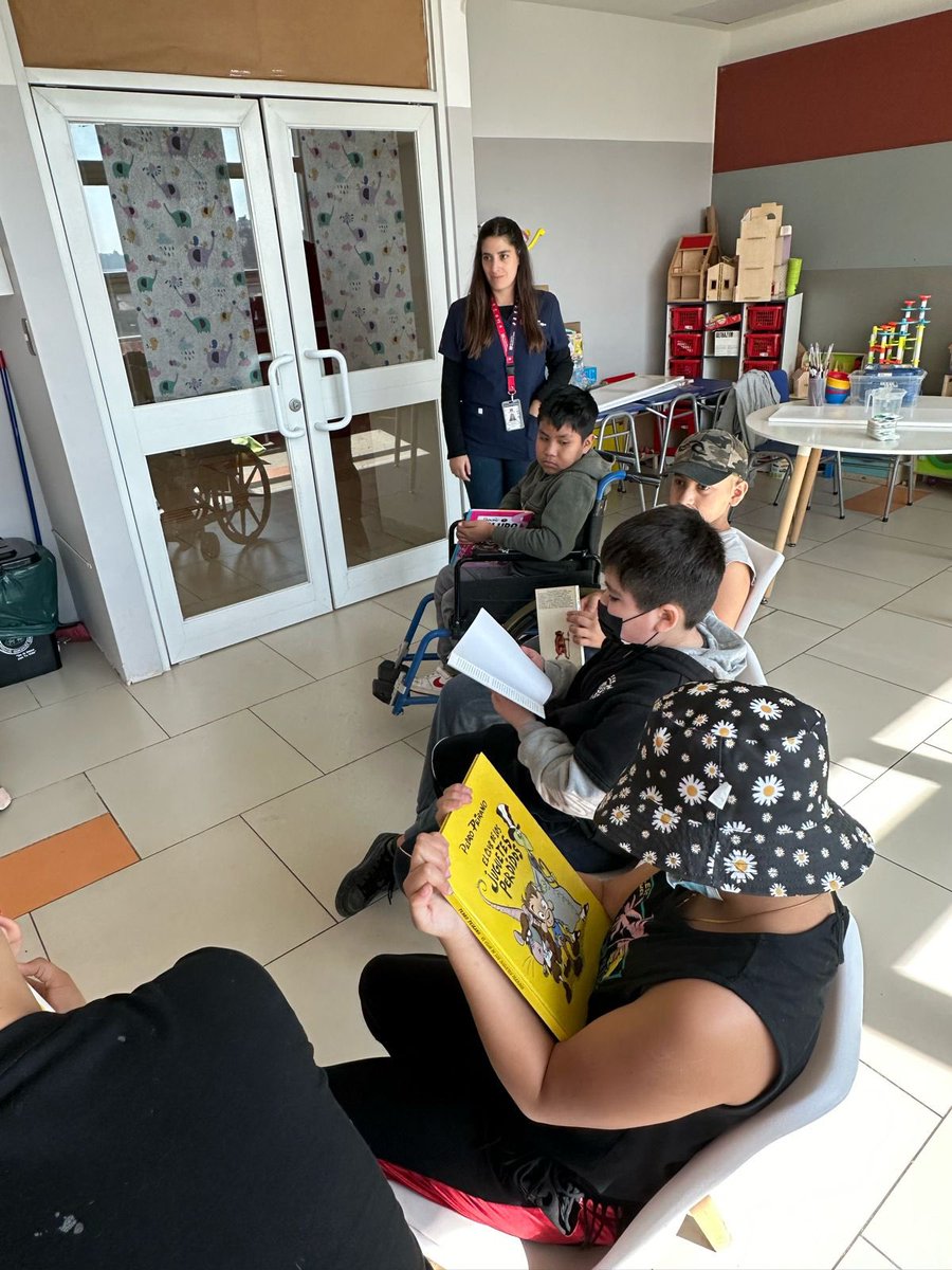 r_gangale's tweet photo. En los Colegios Hospitalarios de @Nuestros_Hijos se lee!!!  @Mineduc #porunchilequelee
#DiaDelLibro2024 https://t.co/ErV0qMVb9T