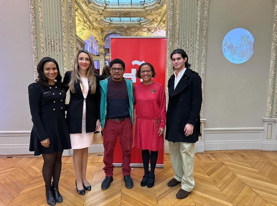 El equipo de nuestra Embajada estuvo presente en el Festival Literario “Luna Poética”, en atención al Día Internacional del Libro, con la participación del poeta 🇵🇦 Edduin González.
#elverdaderolibrodepanama
#panamaenfrance
#unidoslohacemos
#Diplomaciacultural