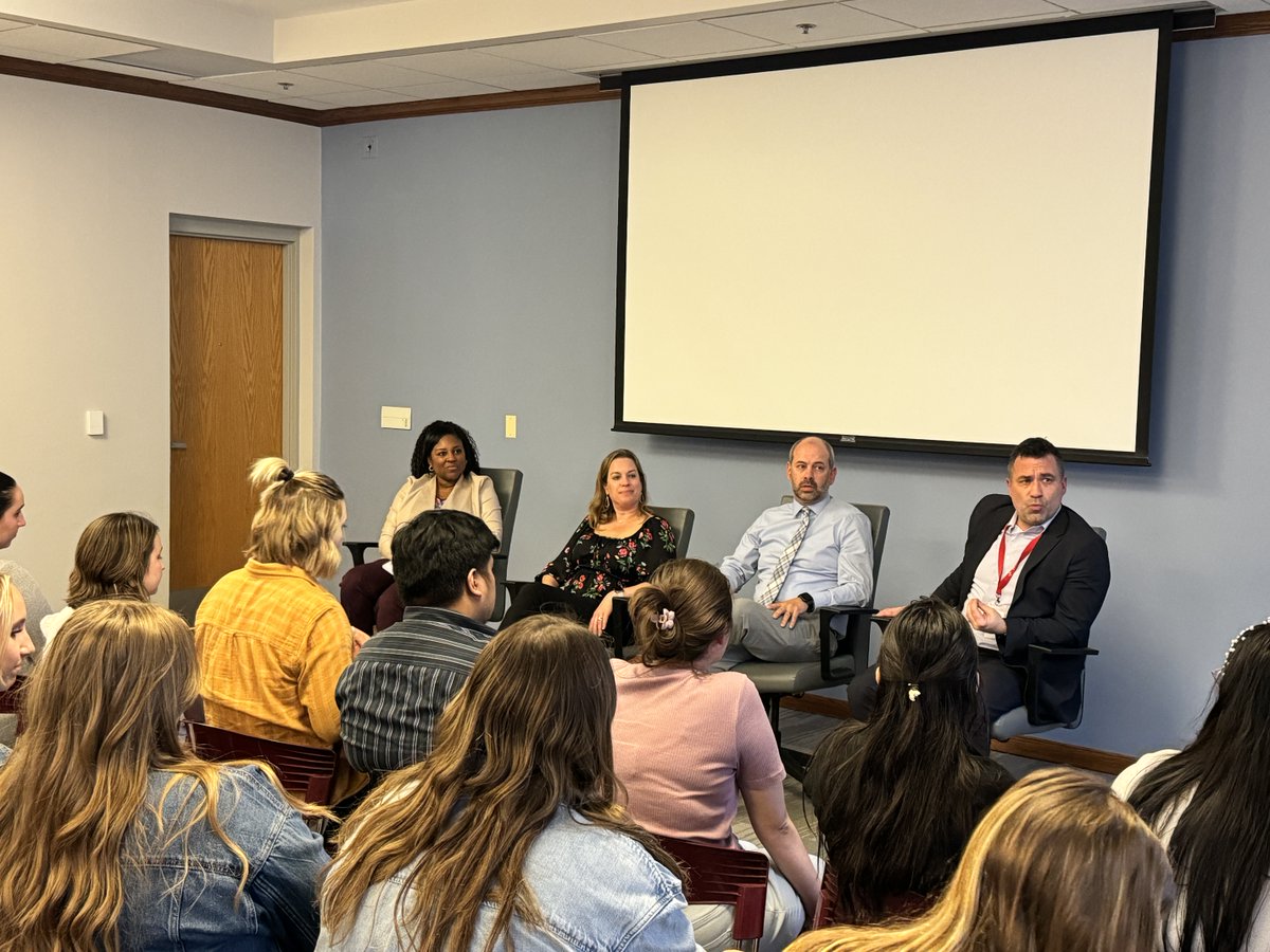 Fortunate to be part of a panel to talk to student teachers from the @elmhurst_u Early childhood, special education & Elementary programs & share tips & insights from finding to getting a teaching position & how we ensure you’re successful from day one. #WeareD205