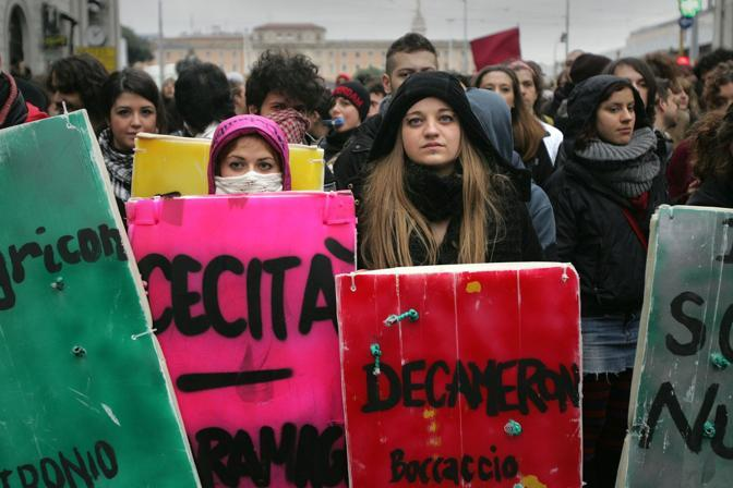 hacklib's tweet photo. A veces los libros son armas de conocimiento y otras son escudos para manifestaciones #BookBlock https://t.co/cl9h325CPd