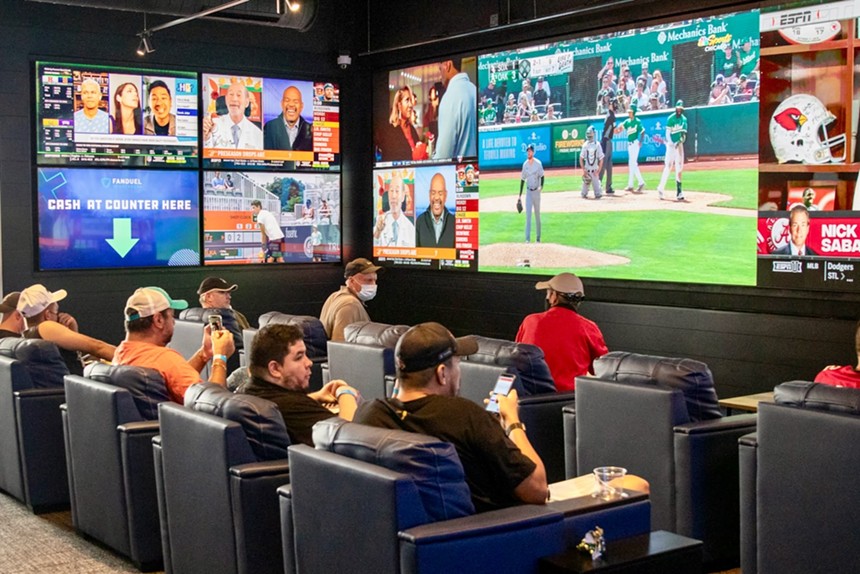 Tickets can be tricky to come by and sometimes a cold beer and a good meal is a better way to fill up as you cheer on your team. 🍻 Here are 10 great metro Phoenix sports bars perfect for posting up near a TV, cold beer in hand: phoenixnewtimes.com/restaurants/be…