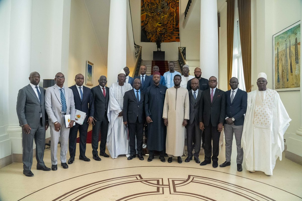 PR_Senegal's tweet photo. Le secteur privé s'engage à soutenir l'État dans la création d'emplois et la réduction du coût de la vie. Reçus ce jour par le @PR_Diomaye, les dirigeants des organisations patronales se disent rassurés par le discours du Chef de l'État et son engagement à soutenir ce secteur. https://t.co/J0eXmKnd7u