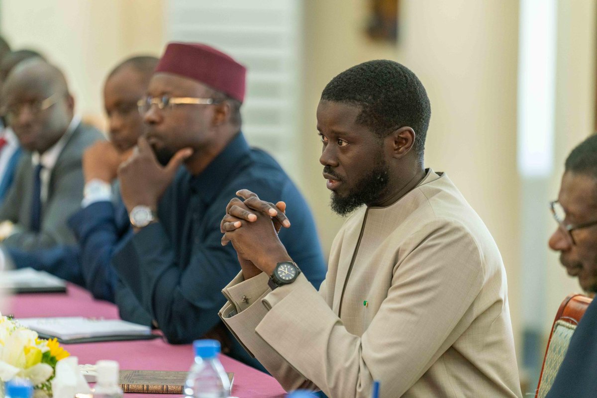 PR_Senegal's tweet photo. Le secteur privé s'engage à soutenir l'État dans la création d'emplois et la réduction du coût de la vie. Reçus ce jour par le @PR_Diomaye, les dirigeants des organisations patronales se disent rassurés par le discours du Chef de l'État et son engagement à soutenir ce secteur. https://t.co/J0eXmKnd7u