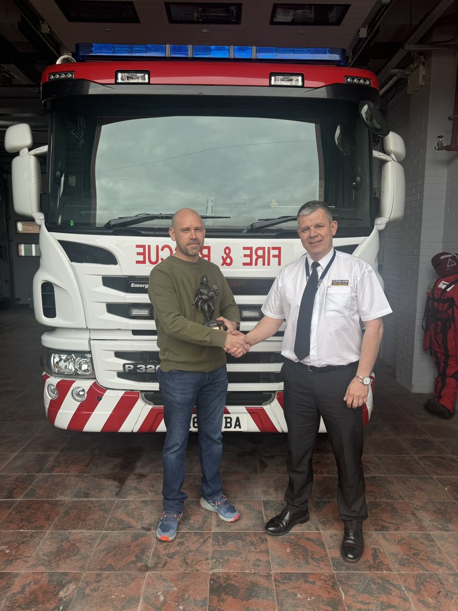 Good to call at Guisborough Fire Station tonight @ClevelandFB and see FF Stu Gray, retiring after 27 years. Thanks for your loyal dedicated, committed service Stu and you will be a huge loss to the Station and community. Best wishes & happy retirement 👏👏👏