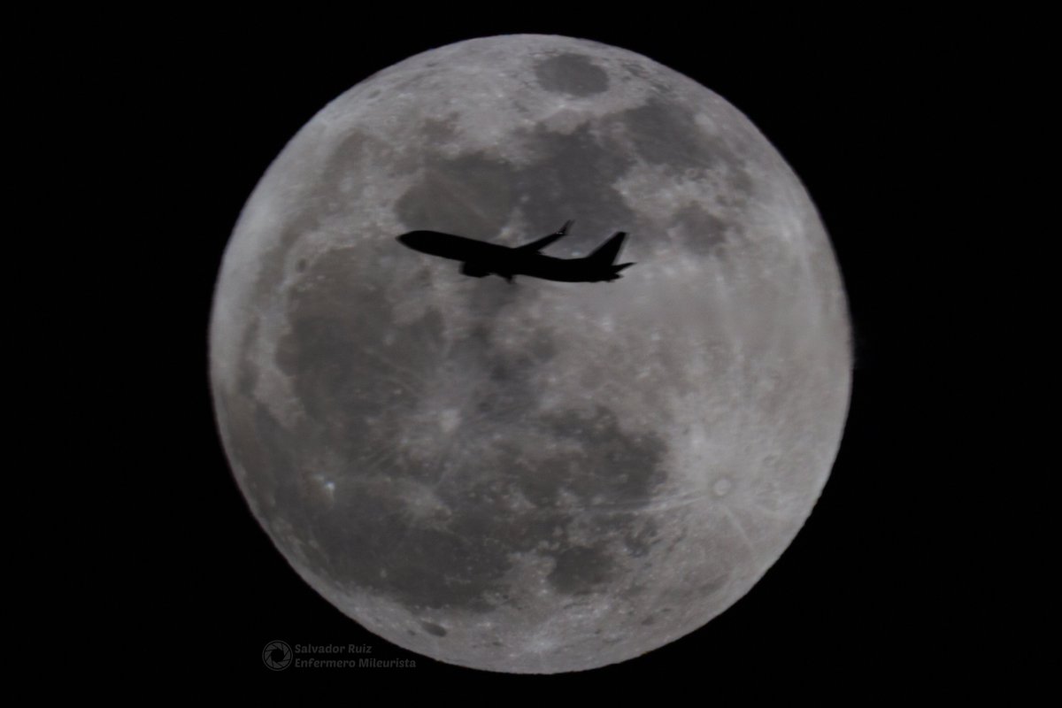 La #LunaLlena de hoy ha venido con regalito ✈️ 🌕. Buenas noches y buena guardia. 🏥 🚑 😷 💉 #Astrophotography #cielosESA #astrophoto #moon