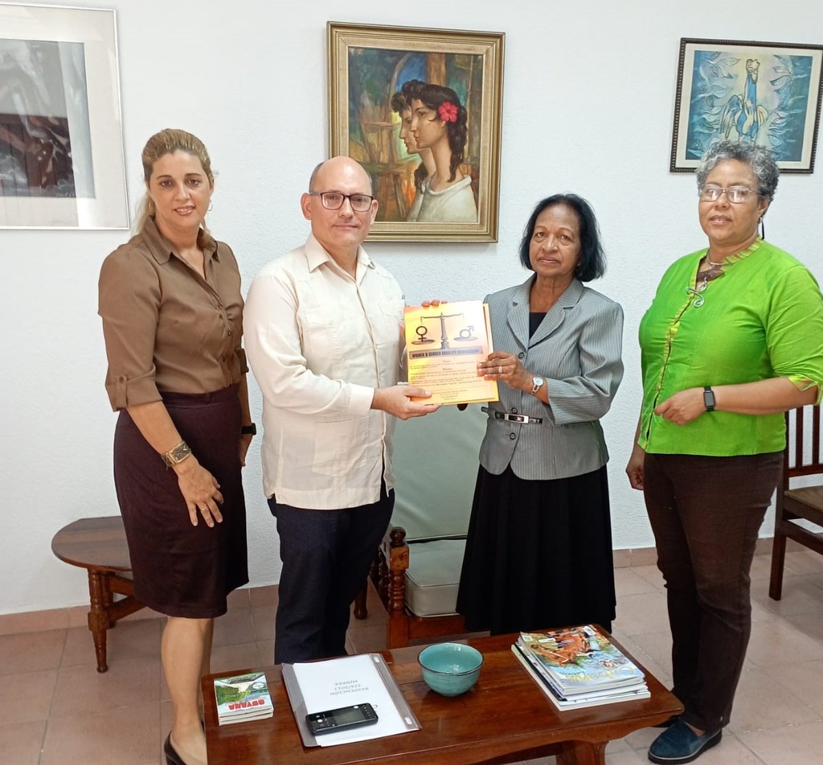 Embassy of #Cuba 🇨🇺 receives the Women and Gender Equality Commission of #Guyana 🇬🇾. During the meeting, information was exchanged about the work of the two countries for the advancement of Women and Gender Equality.

🔗cubaminrex.cu/en/embassy-cub…