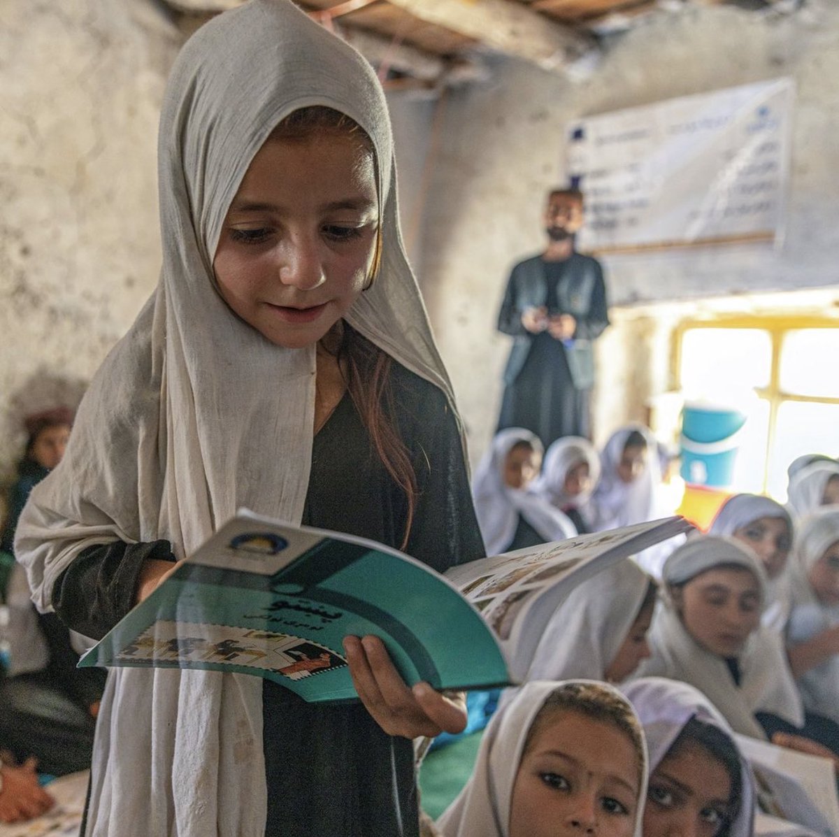 DAY: 949  🏫
DAY: 489 🎓
#Afghanistan is the only country on earth that bans women & girls from going to #school & university.
#StopGenderApartheid #RecognizeGenderApartheidInAfghanistan #LetAfghanGirlsLearn