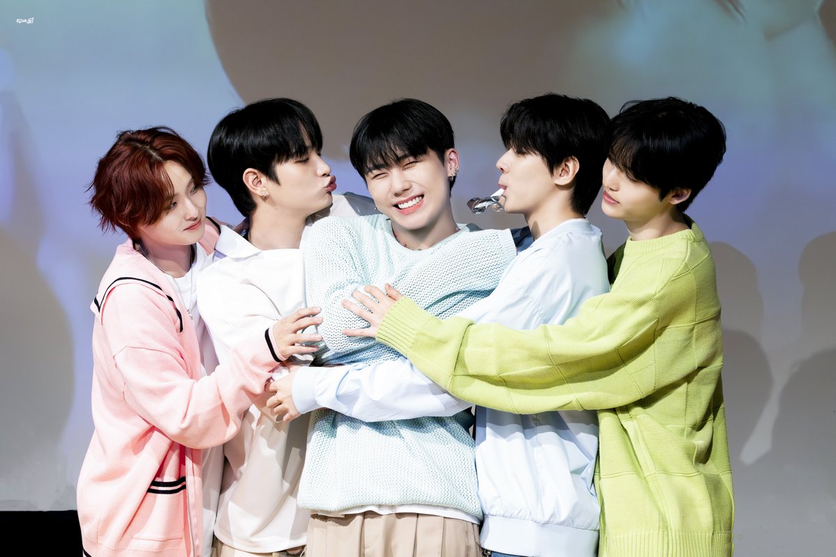 데뷔 5주년 축하해🎉🎉 
앞으로도 오래오래 함께 하자💖

#DKZ_5TH_DEBUT
#DKZ_영화같은_5주년_축하해
#DKZ5thAnniversary