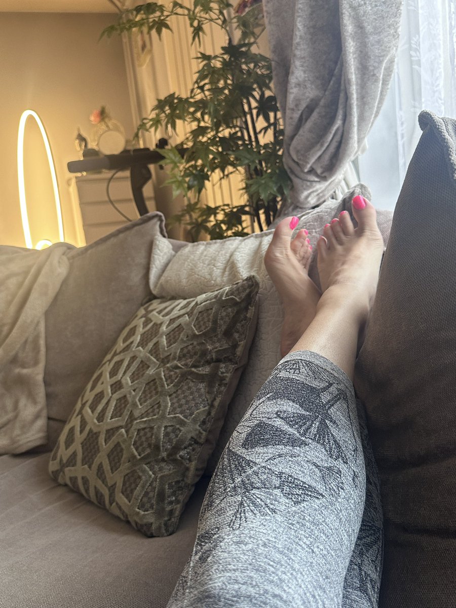 Lillylushlush's tweet photo. Relaxing time after work #soles #buyingcontent #domina #Feet #feetworshi̇p #findom #findomgoddess #footdom #feetbrazil #FOOTFETİSH #leg #nylonfetısh #solesworship #toes #blonde #feetSlave #FeetLicking #GirlsFeet #PantyHoseFeet #SelfFeet https://t.co/wDMbU9LPuw